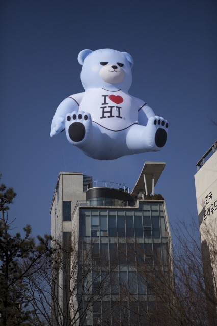 Gấu khổng lồ bay trên nóc tòa nhà YG 1