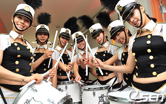 Đạo cụ của sao Kpop: Từ ghế, gậy đến... găng tay thú 15