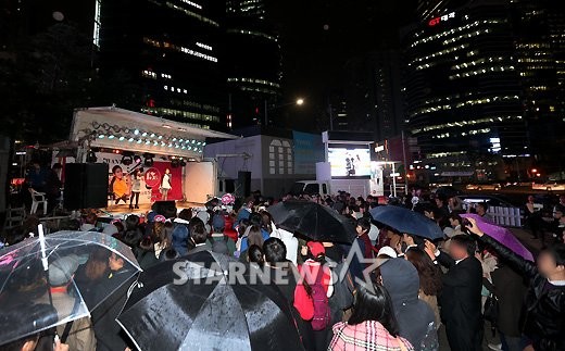 Fan đội mưa xem gà JYP náo loạn phố phường 2