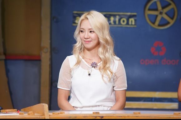 Hyoyeon khó nhảy trong trang phục váy liền của SNSD 1