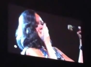 Nhìn thấy fan khóc, Rihanna cũng bật khóc trên sân khấu 1