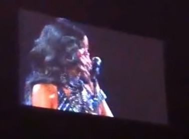 Nhìn thấy fan khóc, Rihanna cũng bật khóc trên sân khấu 2