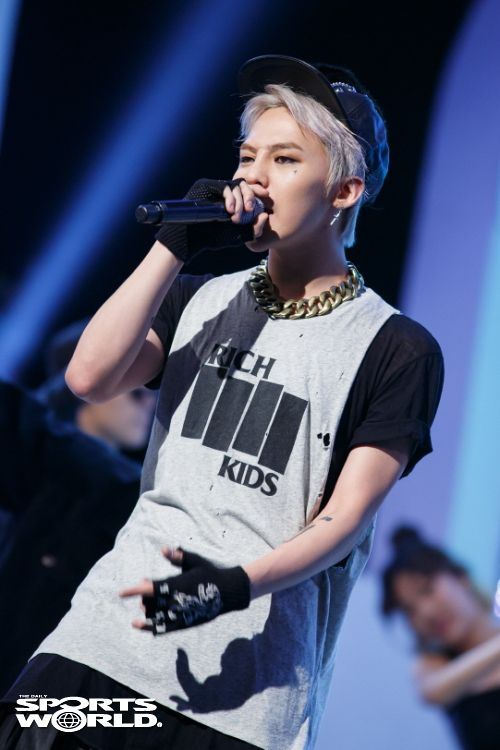 G-Dragon hớn hở ẵm thêm cúp cho "Crooked" 1