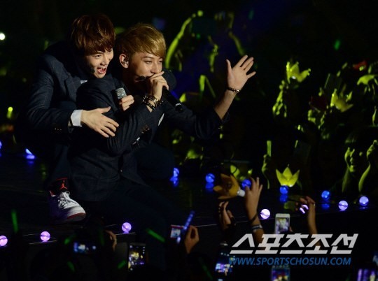 G-Dragon và Seungri "song kiếm hợp bích" chọc cười fan trên sân khấu 12