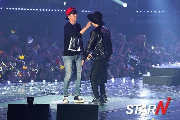 G-Dragon và Seungri "song kiếm hợp bích" chọc cười fan trên sân khấu 9