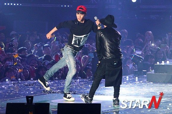 G-Dragon và Seungri "song kiếm hợp bích" chọc cười fan trên sân khấu 8