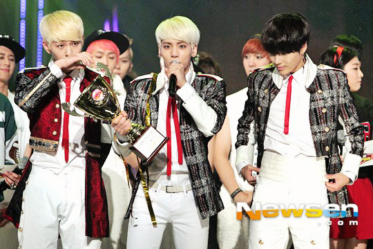 SHINee ẵm chiếc cúp đầu tiên cho "Everybody" 1