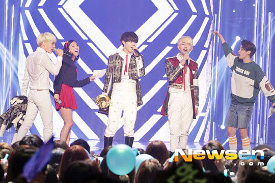 SHINee ẵm chiếc cúp đầu tiên cho "Everybody" 4