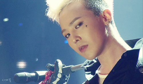G-Dragon si&ecirc;u đẹp trai tr&ecirc;n s&acirc;n kh&acirc;́u cu&ocirc;́i tu&acirc;̀n 2