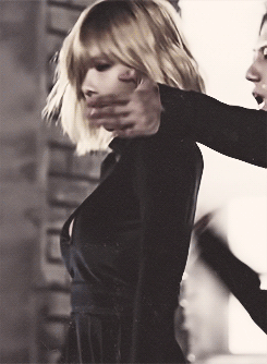 Những khoảnh khắc đáng nhớ trong MV "người lớn" của Trouble Maker 25