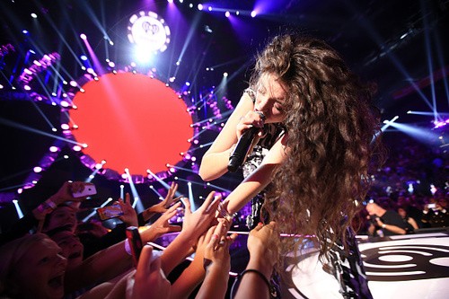 Lorde v&agrave; những gi&acirc;y ph&uacute;t cực "dị" tr&ecirc;n s&acirc;n khấu 20