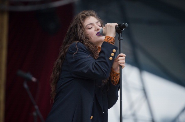 Lorde v&agrave; những gi&acirc;y ph&uacute;t cực "dị" tr&ecirc;n s&acirc;n khấu 3