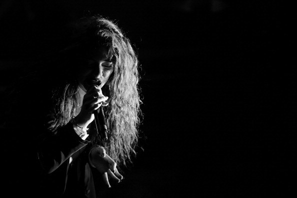 Lorde v&agrave; những gi&acirc;y ph&uacute;t cực "dị" tr&ecirc;n s&acirc;n khấu 5