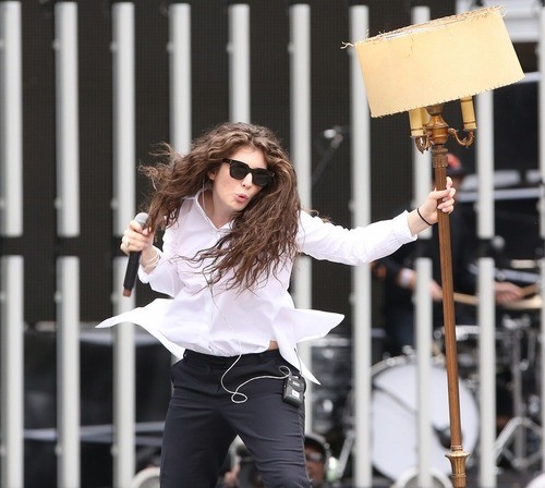 Lorde và những giây phút cực "dị" trên sân khấu 38