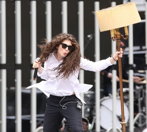 Lorde v&agrave; những gi&acirc;y ph&uacute;t cực "dị" tr&ecirc;n s&acirc;n khấu 38