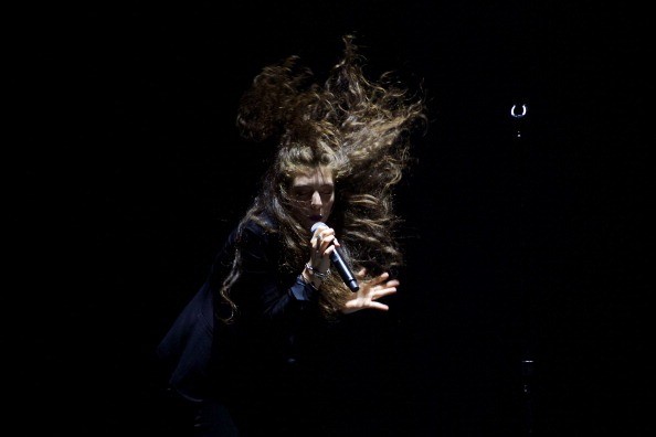 Lorde v&agrave; những gi&acirc;y ph&uacute;t cực "dị" tr&ecirc;n s&acirc;n khấu 32