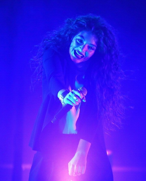 Lorde v&agrave; những gi&acirc;y ph&uacute;t cực "dị" tr&ecirc;n s&acirc;n khấu 37