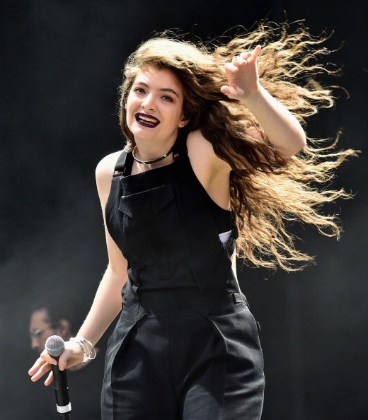 Lorde v&agrave; những gi&acirc;y ph&uacute;t cực "dị" tr&ecirc;n s&acirc;n khấu 42
