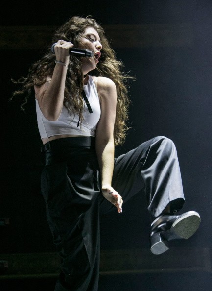 Lorde và những giây phút cực "dị" trên sân khấu 40
