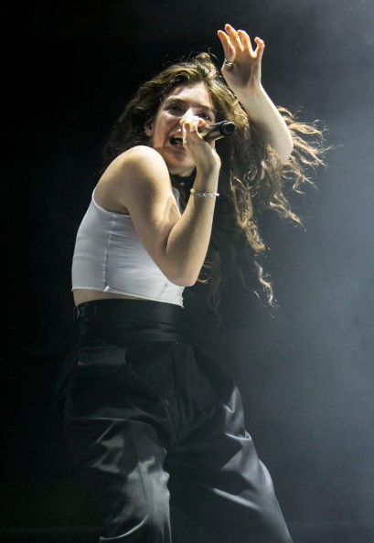 Lorde v&agrave; những gi&acirc;y ph&uacute;t cực "dị" tr&ecirc;n s&acirc;n khấu 39