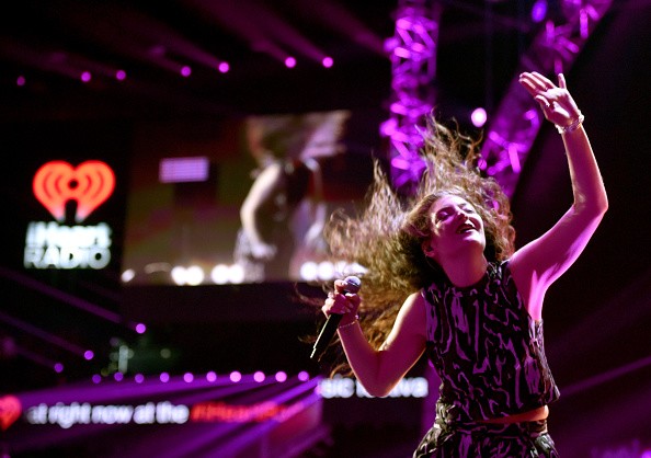 Lorde và những giây phút cực "dị" trên sân khấu 35