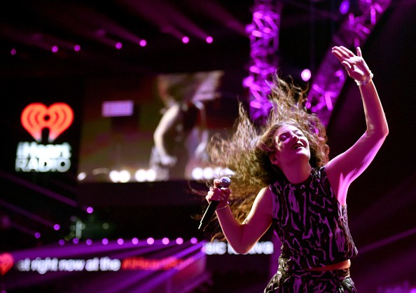 Lorde v&agrave; những gi&acirc;y ph&uacute;t cực "dị" tr&ecirc;n s&acirc;n khấu 35