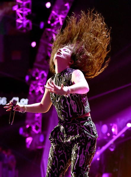 Lorde và những giây phút cực "dị" trên sân khấu 25