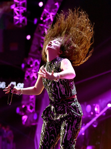 Lorde v&agrave; những gi&acirc;y ph&uacute;t cực "dị" tr&ecirc;n s&acirc;n khấu 25