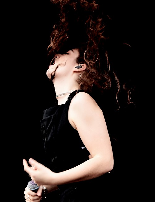 Lorde v&agrave; những gi&acirc;y ph&uacute;t cực "dị" tr&ecirc;n s&acirc;n khấu 23