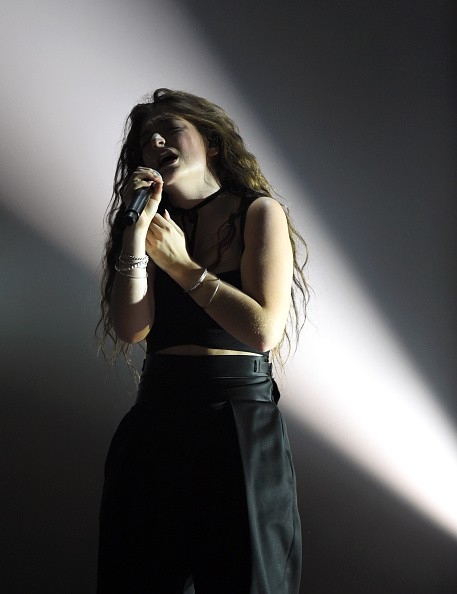 Lorde và những giây phút cực "dị" trên sân khấu 2