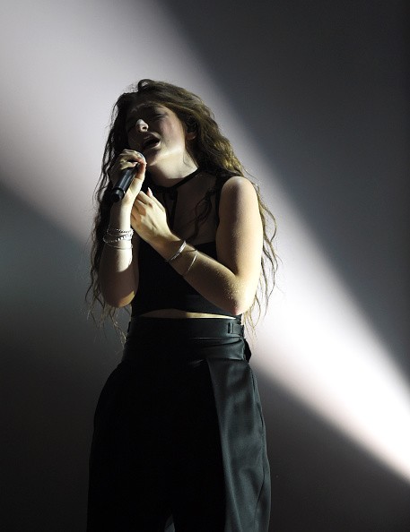 Lorde v&agrave; những gi&acirc;y ph&uacute;t cực "dị" tr&ecirc;n s&acirc;n khấu 2
