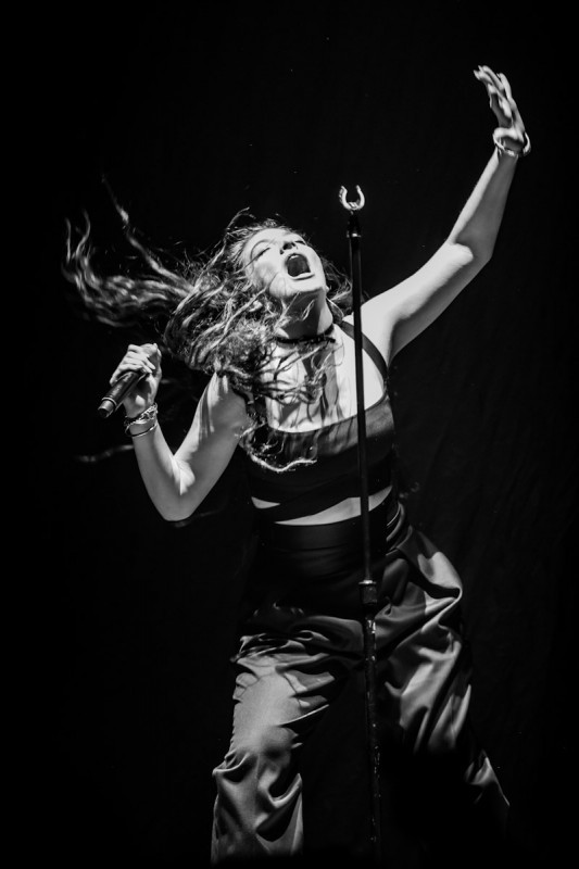 Lorde v&agrave; những gi&acirc;y ph&uacute;t cực "dị" tr&ecirc;n s&acirc;n khấu 10