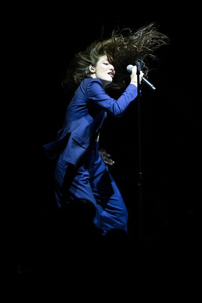 Lorde v&agrave; những gi&acirc;y ph&uacute;t cực "dị" tr&ecirc;n s&acirc;n khấu 24