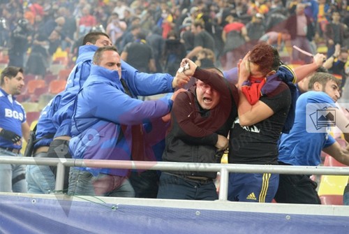 Bạo lực kinh hoàng trong trận đấu vòng loại EURO 2016 2