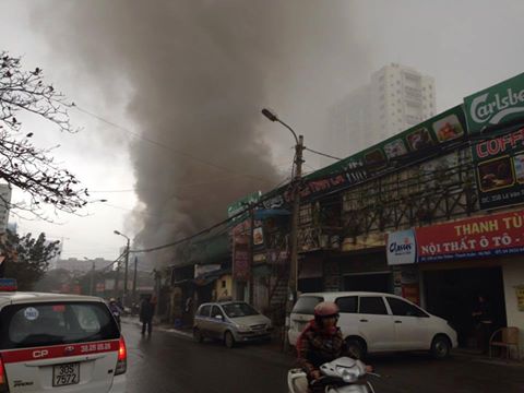 Hà Nội: Cháy gara, nhân viên hốt hoảng phóng ô tô ra ngoài 2