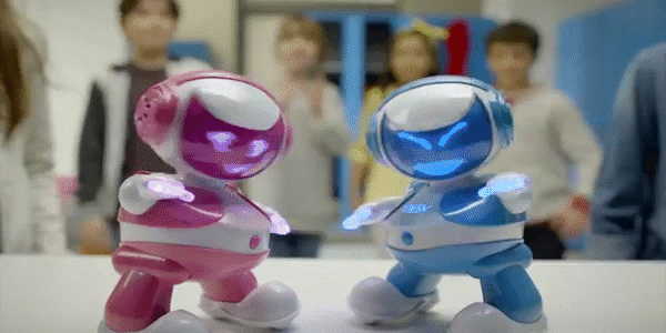 Robot đồ chơi siêu cute biết nhái giọng khuấy động mùa Giáng sinh 2