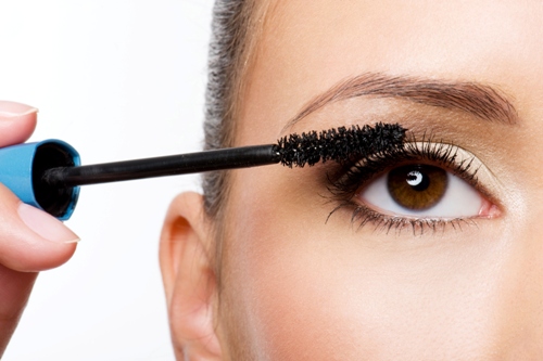 Gây nguy hiểm cho mắt vì dùng mascara bừa bãi 1