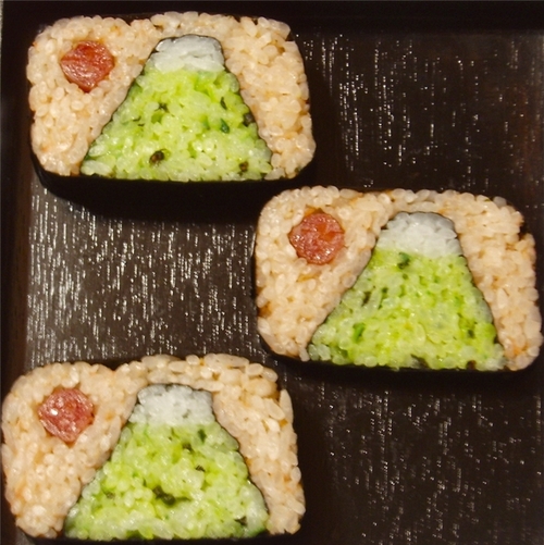 dau-bep-nguoi-nhat-ve-tranh-ben-trong-mieng-sushi.jpg