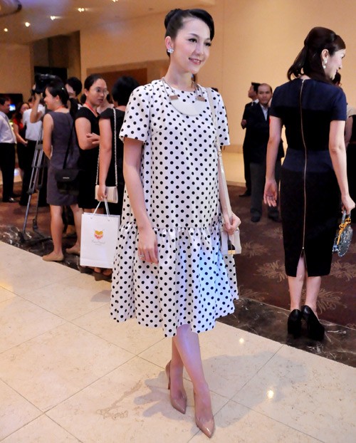 Victoria Beckham "đụng" ý tưởng váy & áo với loạt sao Việt 5