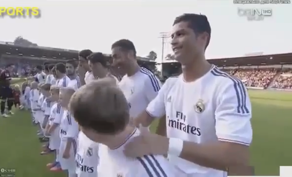 Ronaldo trổ tài mát-xa vai cho trẻ em 1