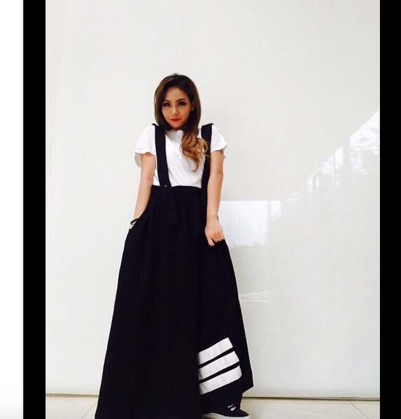 Street style "mu&ocirc;n h&igrave;nh mu&ocirc;n vẻ" của sao Việt v&agrave; sao thế giới 16