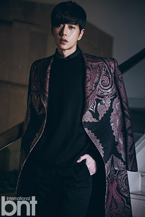 Kim Soo Hyun & Kim Woo Bin "đọ" vẻ nam tính trên tạp chí 17