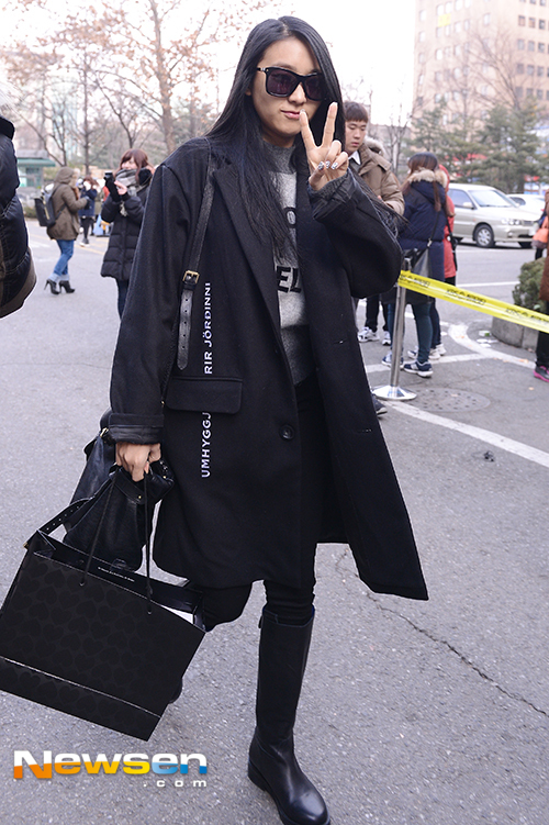 Street style tưng bừng đón Giáng sinh của sao Việt & thế giới 16