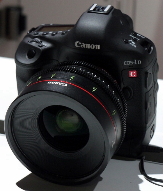 Canon cho ra mắt máy ảnh giá "khủng" 2