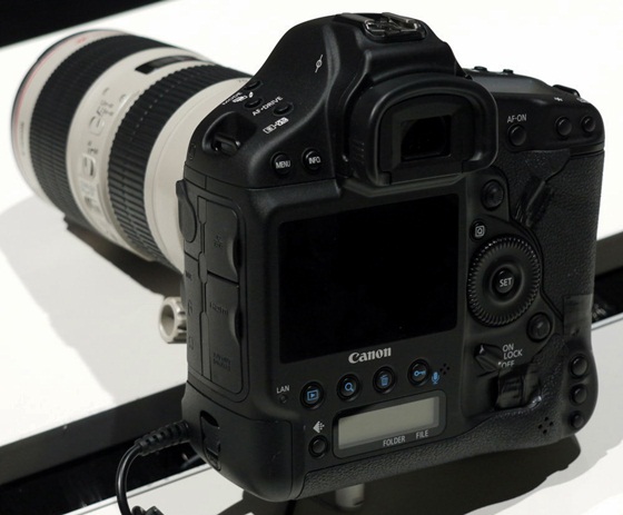 Canon cho ra mắt máy ảnh giá "khủng" 3