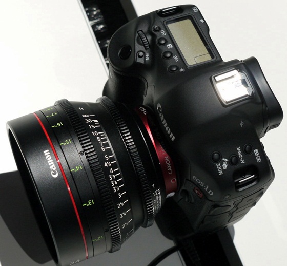 Canon cho ra mắt máy ảnh giá "khủng" 4
