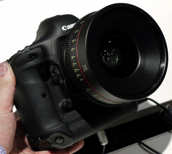 Canon cho ra mắt máy ảnh giá "khủng" 7