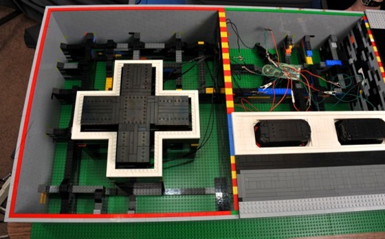 Cool Stuff: Tay cầm điện tử 4 n&uacute;t khổng lồ "chế" từ Lego 2