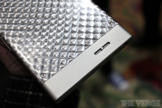 Trên tay Lenovo K900 - smartphone đầu tiên dùng chip Intel 2