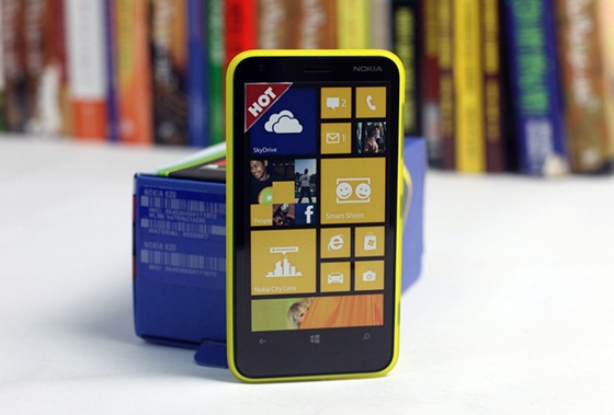 Trên tay Nokia Lumia 620 - Windows Phone 8 giá rẻ 2